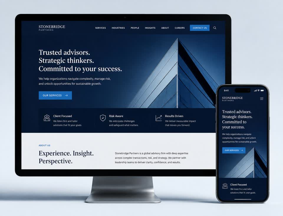 Moderne Unternehmenswebsite auf Desktop-Monitor und Smartphone